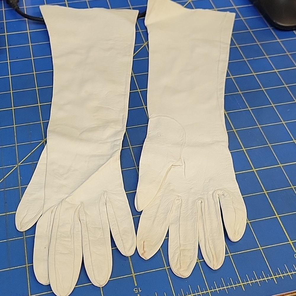 Vintage Creamy White Leather Glovesw 14.5" Cuff To Finger Tips